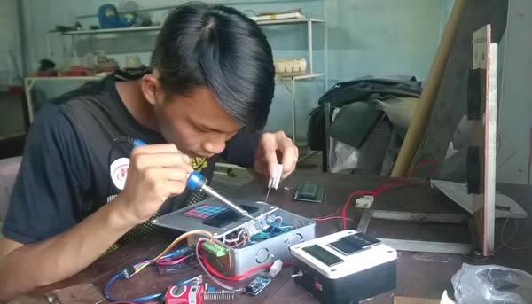 Sinh viên sản xuất bộ điều khiển nông nghiệp công nghệ cao