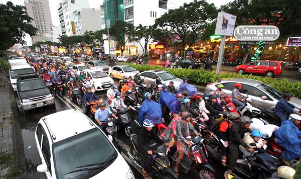 Giải bài toán ùn tắc giao thông (Bài 1: Ngột ngạt giờ cao điểm)