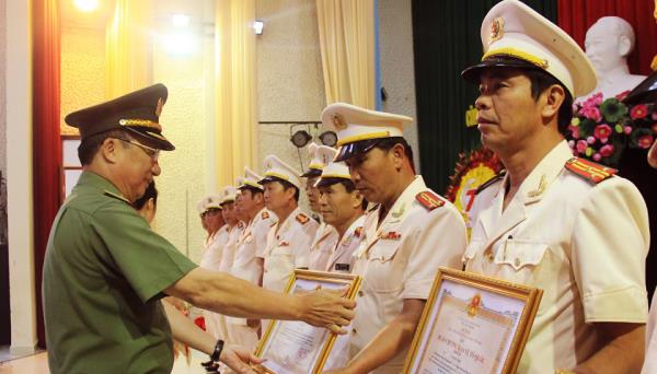 Đẩy mạnh học tập, thực hiện sáu điều Bác Hồ dạy để chỉnh đốn lực lượng