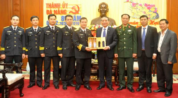 Lữ đoàn Tàu ngầm 189 Hải quân thăm, chúc Tết Thành ủy