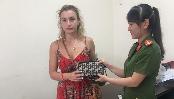 Trao trả tài sản cho du khách bị cướp