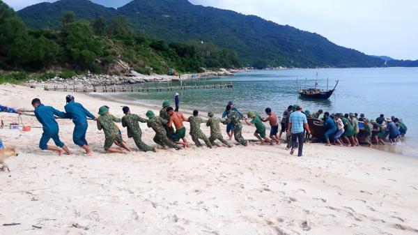 Lực lượng vũ trang Quảng Nam tăng cường giúp dân phòng, chống bão số 9