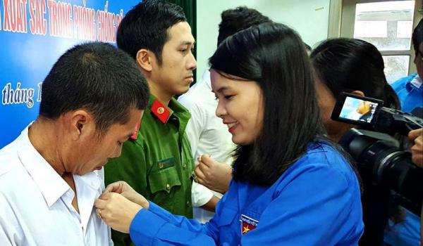 Đại úy Công an cứu người trong lũ được tặng Huy hiệu Tuổi trẻ dũng cảm