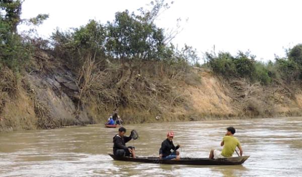 Lật ghe trên sông Vu Gia, 2 người chết và 4 người mất tích