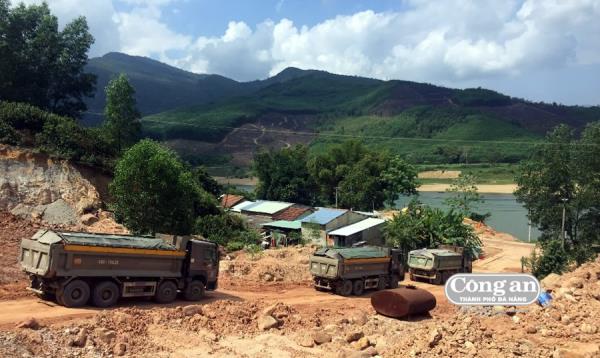 Xe tải chở đất đá gây ô nhiễm môi trường