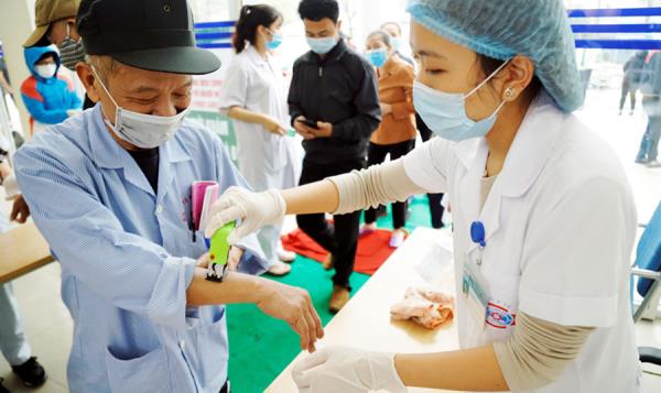 Hai bệnh nhân COVID-19 diễn biến nặng, Bộ Y tế khuyến cáo người cao tuổi