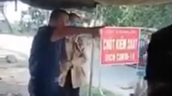 Phó Chủ tịch HĐND huyện văng tục, đập tay lên bàn, chống đối đo thân nhiệt