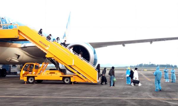 Sân bay Vân Đồn đón 93 người Việt Nam về từ Anh theo quy trình khép kín không vào nhà ga