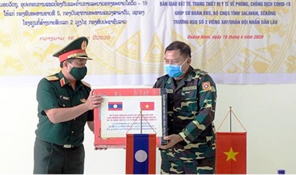 Quân khu 5 tặng thiết bị y tế cho Lào, Campuchia