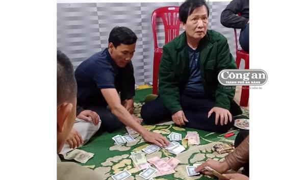 Đánh bạc giữa mùa dịch, Chủ tịch UBND xã bị đình chỉ công tác