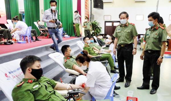 Những giọt hồng gửi trao