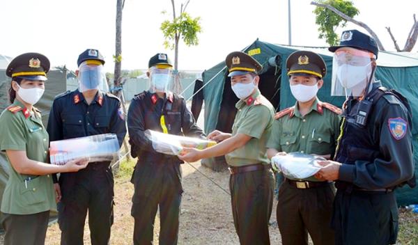 Trắng đêm sản xuất 3.000 mặt nạ phòng dịch trao đồng đội tại tuyến đầu chống dịch