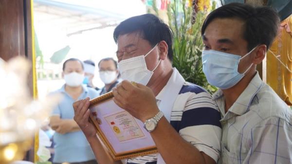 Trao Huy hiệu Tuổi trẻ dũng cảm cho chiến sĩ hi sinh lúc làm nhiệm vụ