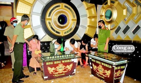 Không chịu cách ly xã hội, hàng chục đối tượng vào quán karaoke bay lắc