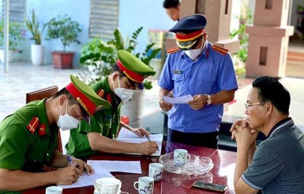 Bắt tạm giam nguyên Chủ tịch và cán bộ địa chính xã do sai phạm về đất đai