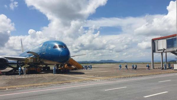Chuyến bay đầu tiên thí điểm đón khách có Hộ chiếu vaccine đã hạ cánh tại sân bay Vân Đồn