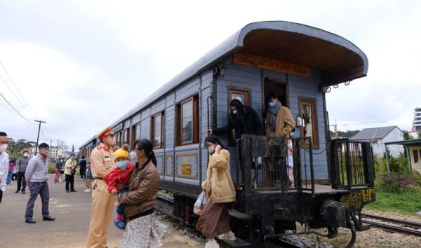 Ga Đà Lạt hoạt động lại chuyến tàu cổ