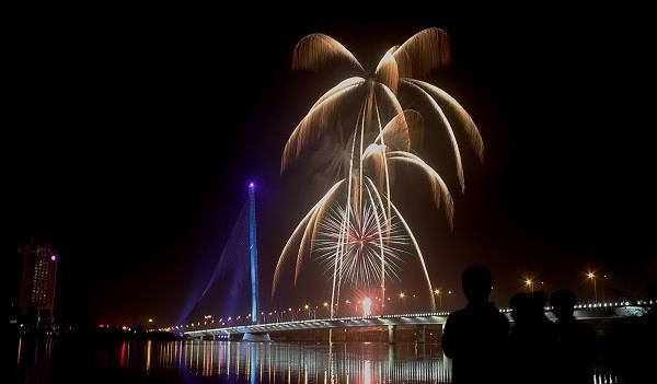 Người dân Đà Nẵng đổ ra đường xem pháo hoa mừng ngày giải phóng