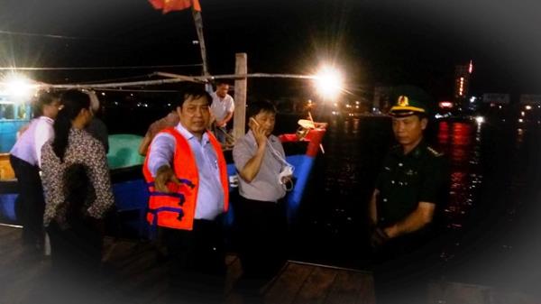 Tàu du lịch lật úp trên sông Hàn